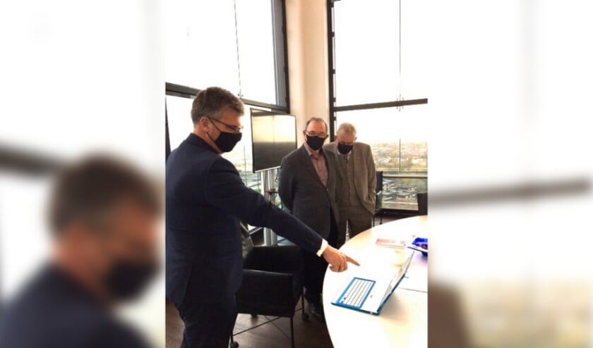 De aanbieding in het Provinciehuis vond plaats in een beperkt gezelschap waaronder de auteurs Dick Berents en Anne Doedens.