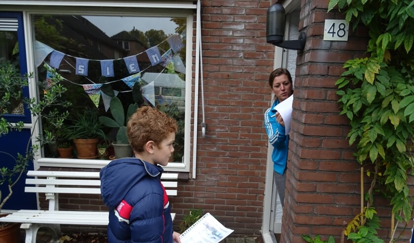 Chris gaat met zijn handtekeningenlijst langs de deuren om zo veel mogelijk handtekeningen te verzamelen voor de aanleg van een skatepark.