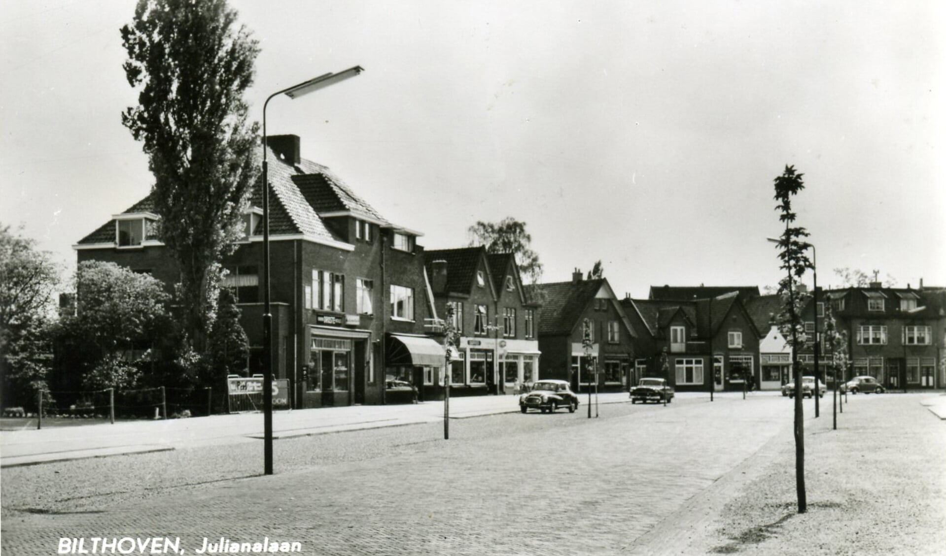Het pand met de uitgeklapte luifel links is Julianalaan 38a in Bilthoven. (uit de digitale verzameling van Rienk Miedema)
