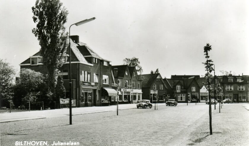Het pand met de uitgeklapte luifel links is Julianalaan 38a in Bilthoven. (uit de digitale verzameling van Rienk Miedema)