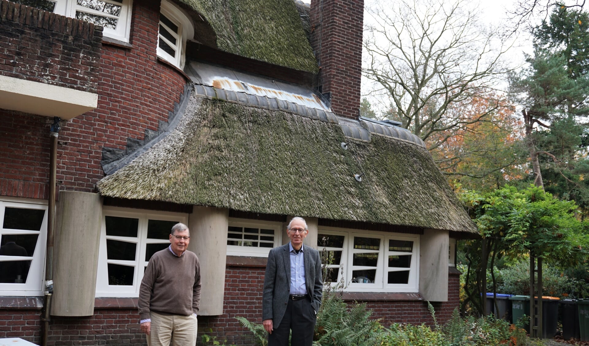 Pascal Rijnders (links), secretaris, en Hans Zwarts, voorzitter van de Stichting Walter Maas in de achtertuin van Huize Gaudeamus.