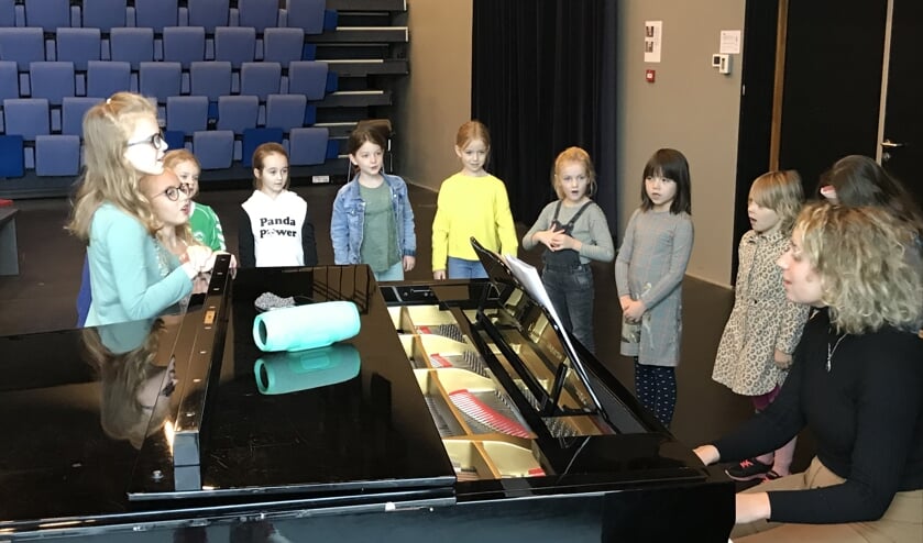 Samen zingen tijdens de workshop. (foto Ruut te Velthuis)