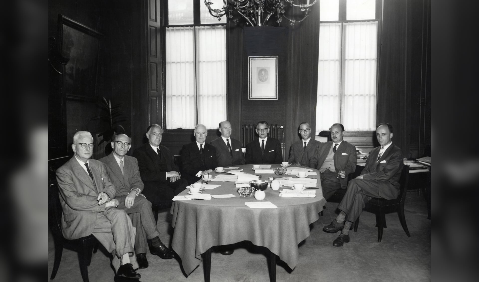 Uit 1960, ‘Groepsportret van de commissie van overleg inzake het Universiteitscentrum te Utrecht. Ten voeten uit, zittend om een tafel. V.l.n.r.: W.H. Brune, P.H. Damsté, (burgemeester) K. Fabius, A.P. Korthals Altes, J.L. Wessels Boer, A.P. Timmer, T. Renes, W.H.J. Derks en P. van Zanten’. Het gaat hier over de voorgesprekken die uiteindelijk tot realisering van de ‘Uithof’ leidden. (foto Utrechts Archief.)