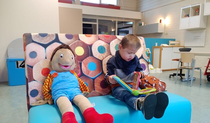 Duco gaat nu voor het eerst gewoon naar school.