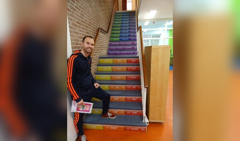 Sebastiaan bij de rekentrap waar kinderen bewegend en op speelse wijze rekenen kunnen leren.