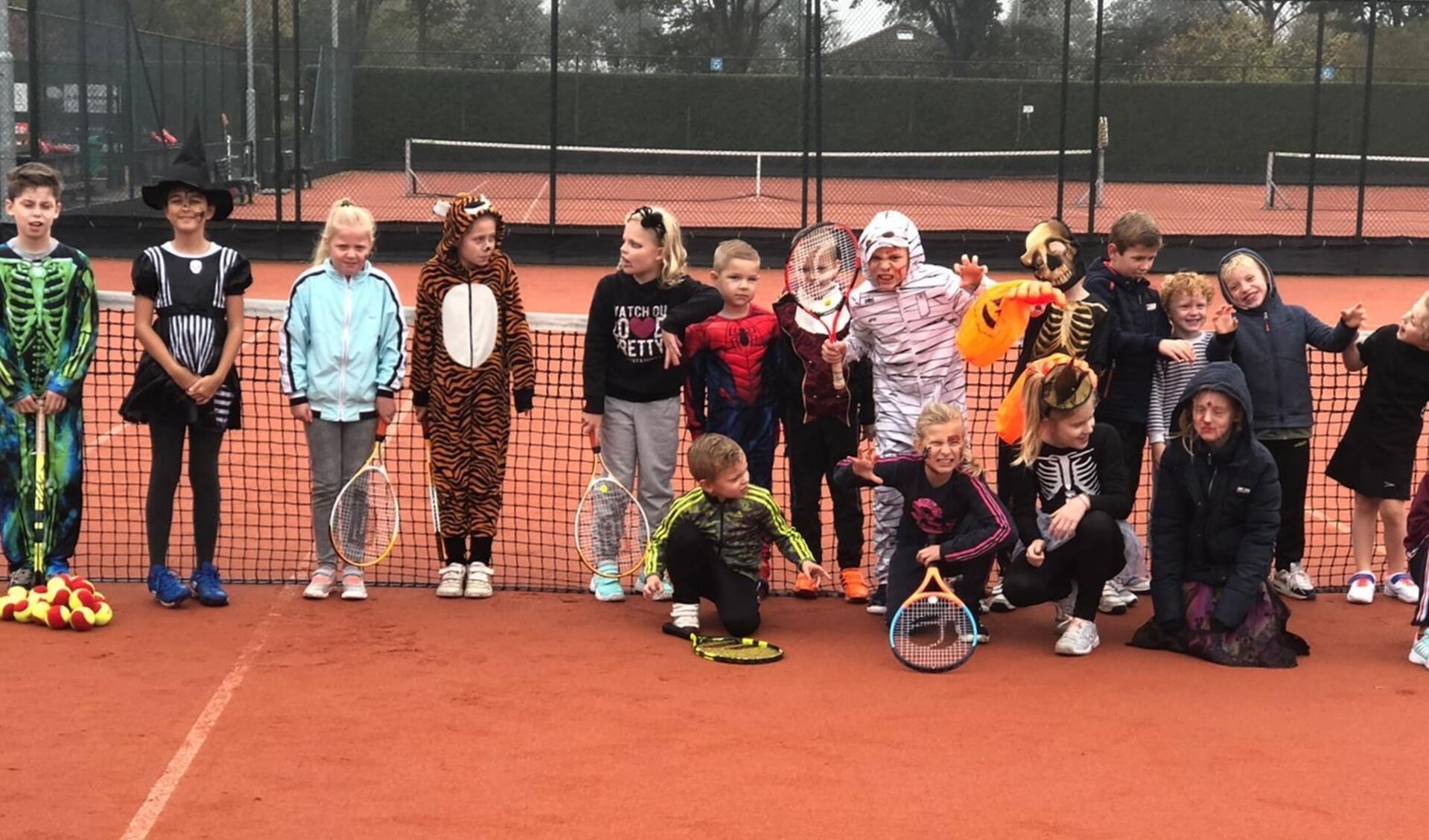 Voor de jongste jeugd heeft Tautenburg op vrijdag 30 oktober een halloween-event georganiseerd. 20 Kinderen hebben verkleed op het tennispark spellen gedaan, getennist en gezocht naar een griezelschat...in de buitenlucht... met 1,5 m afstand. 