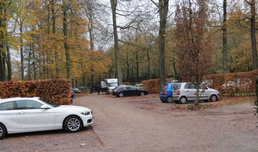 De huidige parkeerplaats bij het paviljoen-Koetshuis.