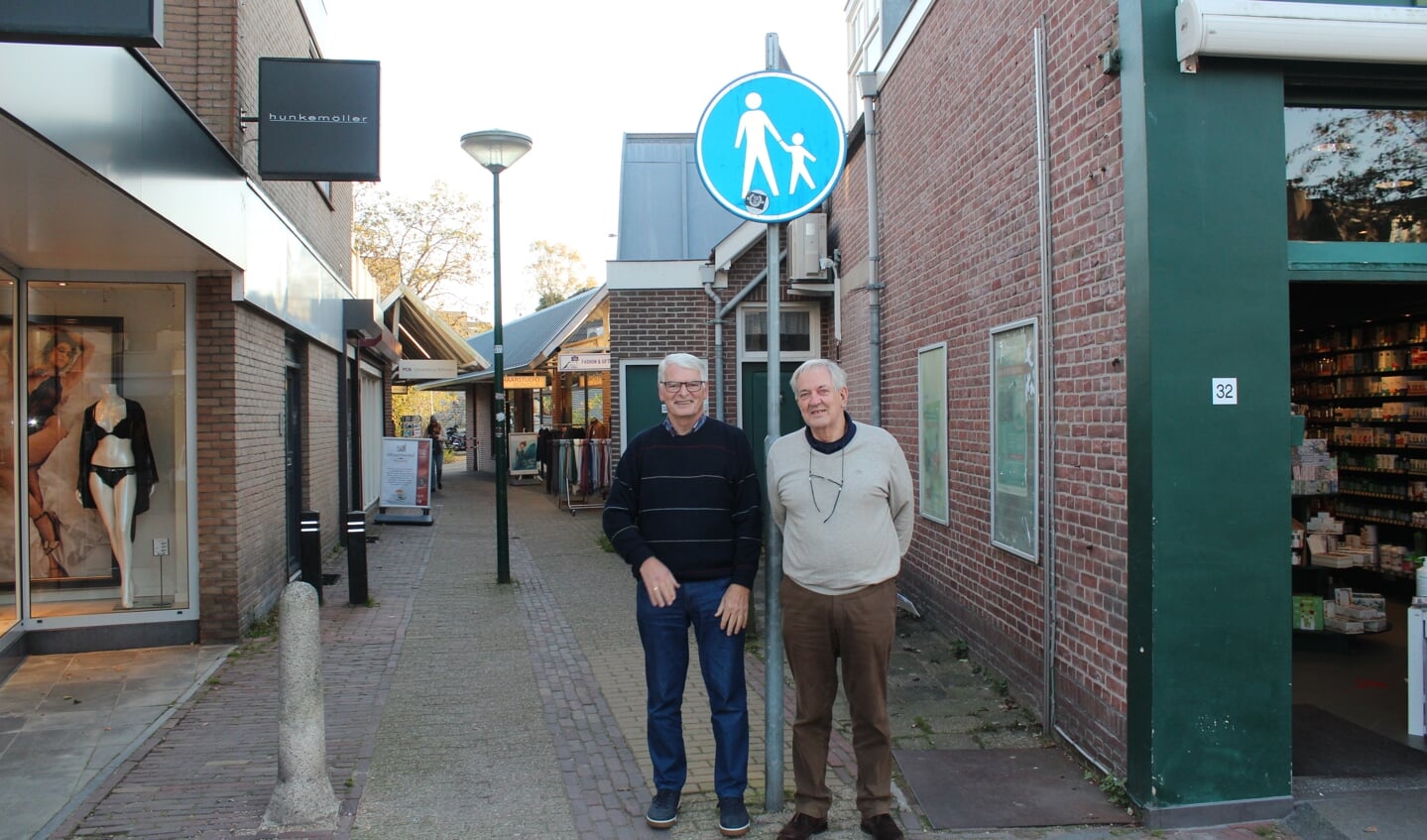 Lex de Beer (links) en Dirk Kortleve keerden terug naar het Uilenpad in Bilthoven. [foto Henk van de Bunt]
