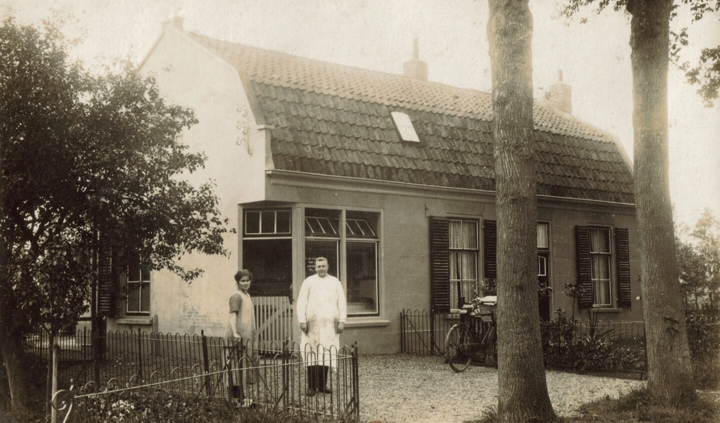Kortleve Sr. bezocht de slagersvakschool in Utrecht en kwam als slagersknecht te werken in Maartensdijk, bij de slagerij Rouwendaal aan de Dorpsweg 170 die in 1953 ophield te bestaan (uit de digitale verzameling van Rienk Miedema)
