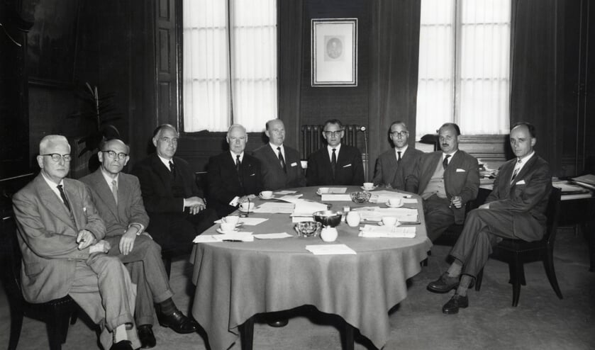 Uit 1960, ‘Groepsportret van de commissie van overleg inzake het Universiteitscentrum te Utrecht. Ten voeten uit, zittend om een tafel. V.l.n.r.: W.H. Brune, P.H. Damsté, (burgemeester) K. Fabius, A.P. Korthals Altes, J.L. Wessels Boer, A.P. Timmer, T. Renes, W.H.J. Derks en P. van Zanten’. Het gaat hier over de voorgesprekken die uiteindelijk tot realisering van de ‘Uithof’ leidden. (foto Utrechts Archief.)