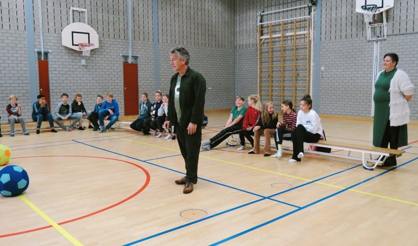 Aart van Harten leidt de debatwedstrijd onder toezicht oog van juf Judith Haak.