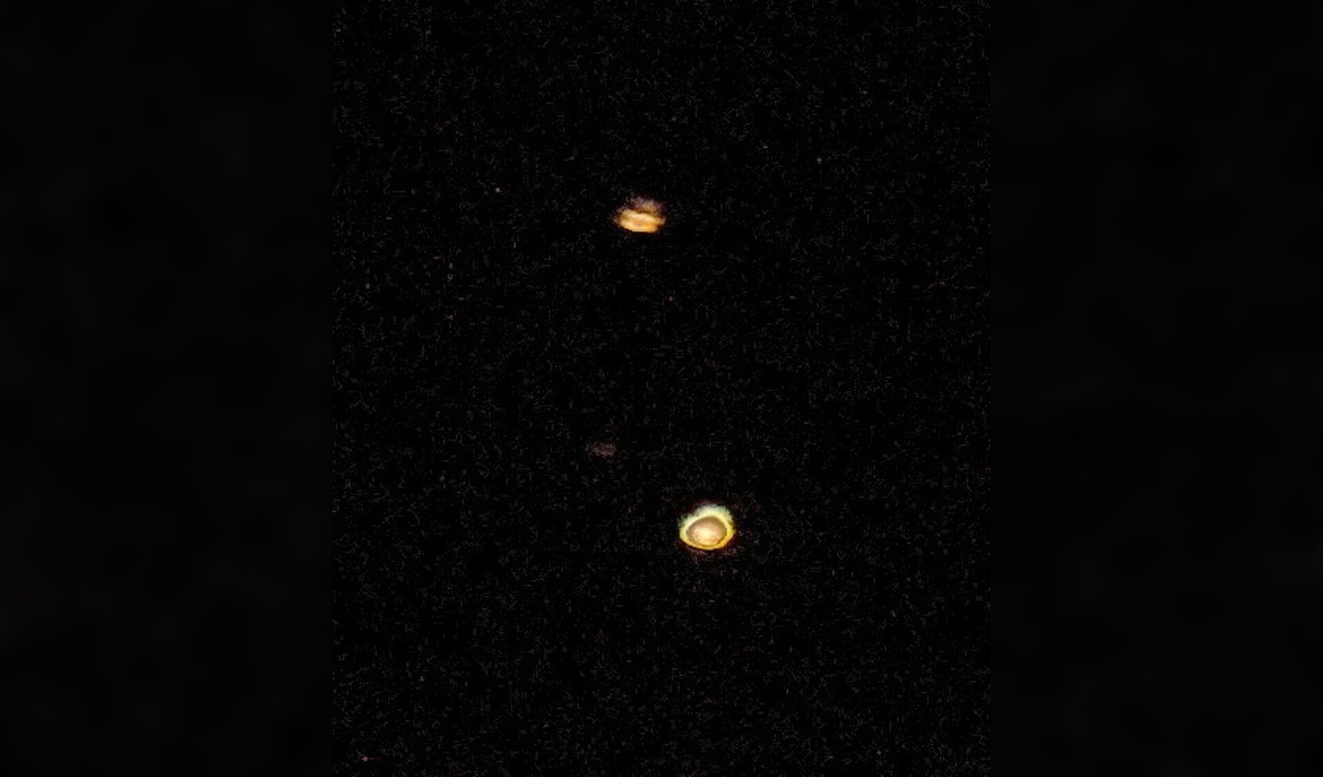 Jupiter en Saturnus zijn op weg om bijna samen te smelten tot één heldere ster. (foto Eugène Jansen)
