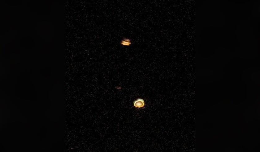 Jupiter en Saturnus zijn op weg om bijna samen te smelten tot één heldere ster. (foto Eugène Jansen)  