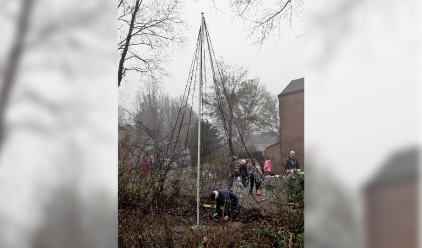 Corine overhandigt de bomen aan Jos van de BoodschappenPlusBus.