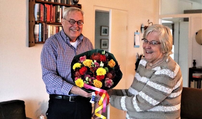 Afgelopen vrijdag 11 december stond voorzitter Paul Meuwese van de Historische Kring D’ Oude School bij Lies voor de deur om haar te bedanken voor haar enorme inzet voor de vereniging. Daarbij overhandigde hij Lies een prachtig boeket en een rijk gevuld kerstpakket.