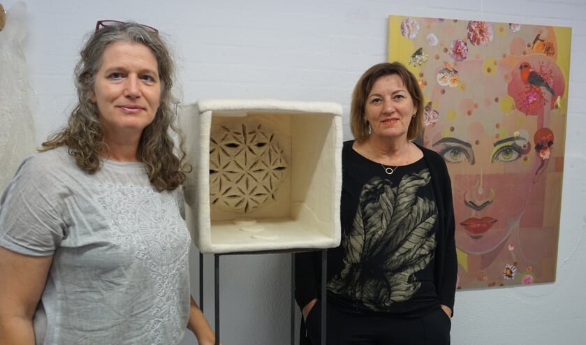 Lilian van den Einden (l) en Giny Jans naast hun kunstwerken.