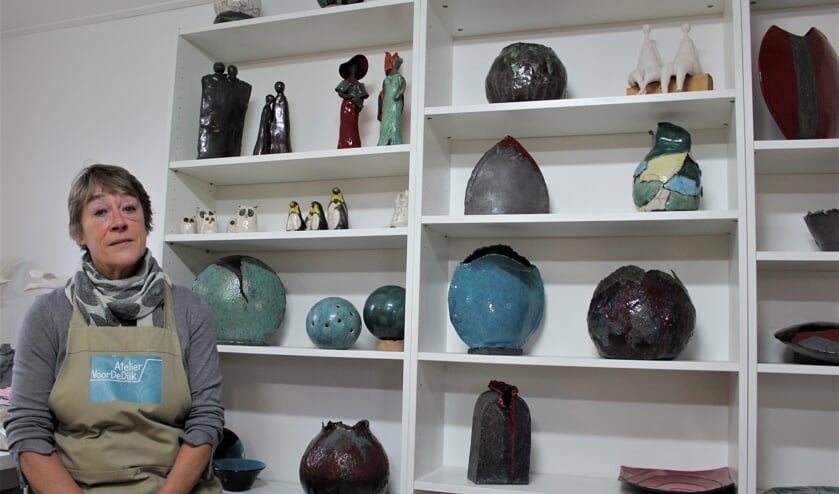 Corry van der Sluys in haar atelier.