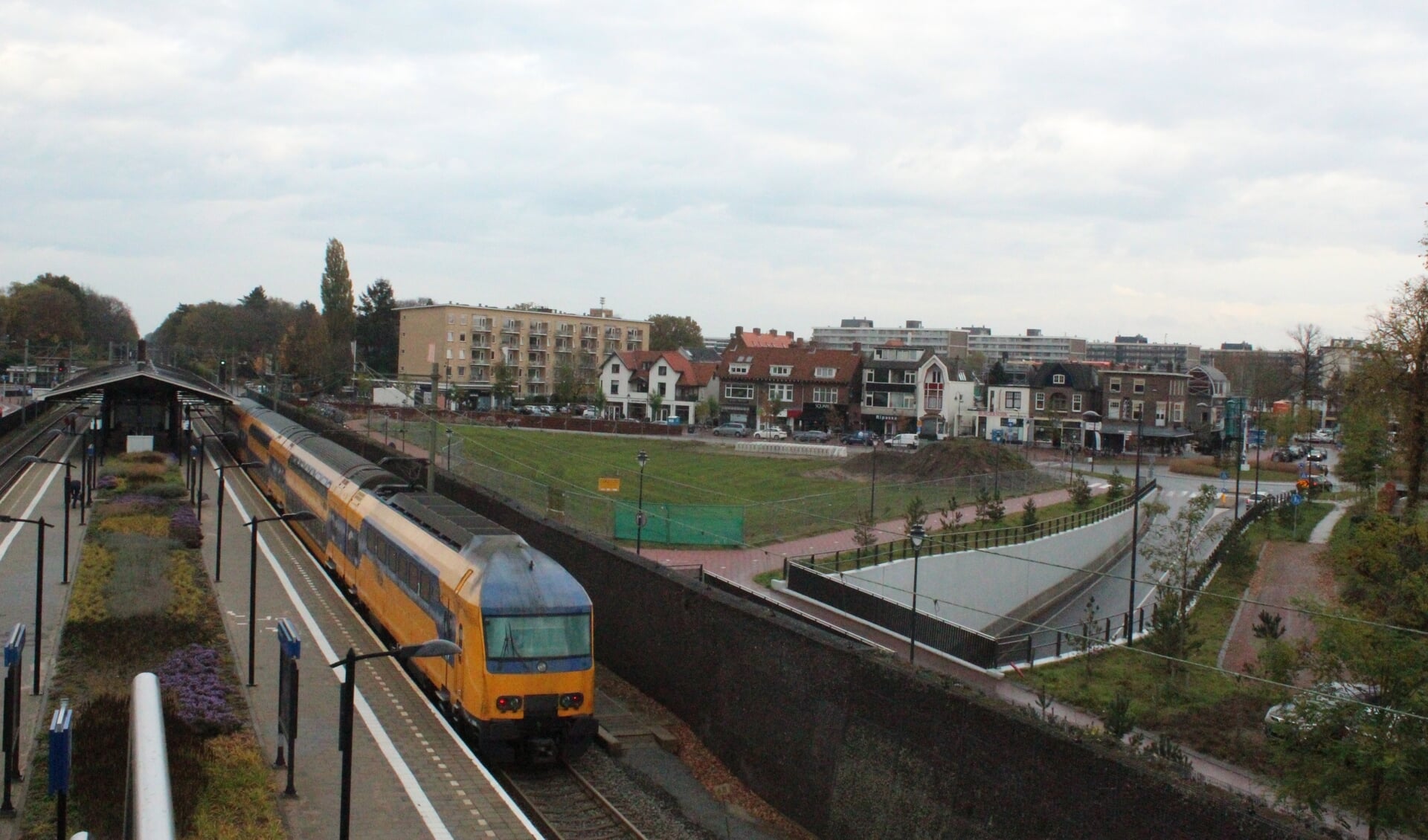 Een foto van vijf jaar geleden van het stationsgebied Bilthoven. Volgens wethouder Landwehr zullen er in deze omgeving geen 1000 tot 2000 woningen komen.
