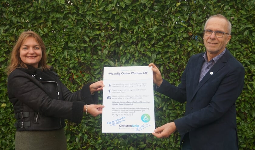 Het Manifest Waardig Ouder worden is ondertekend. (foto ChristenUnie De Bilt)