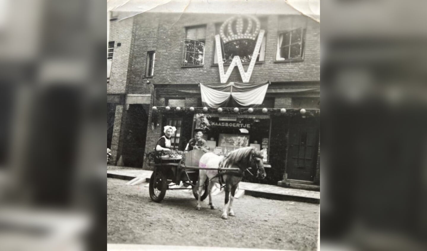 De foto met de ponywagen is waarschijnlijk van bij de bevrijding, gezien de versiering met de grote W. Het kan ook een 31e augustus zijn in 1948.[foto Gerda van Mourik]