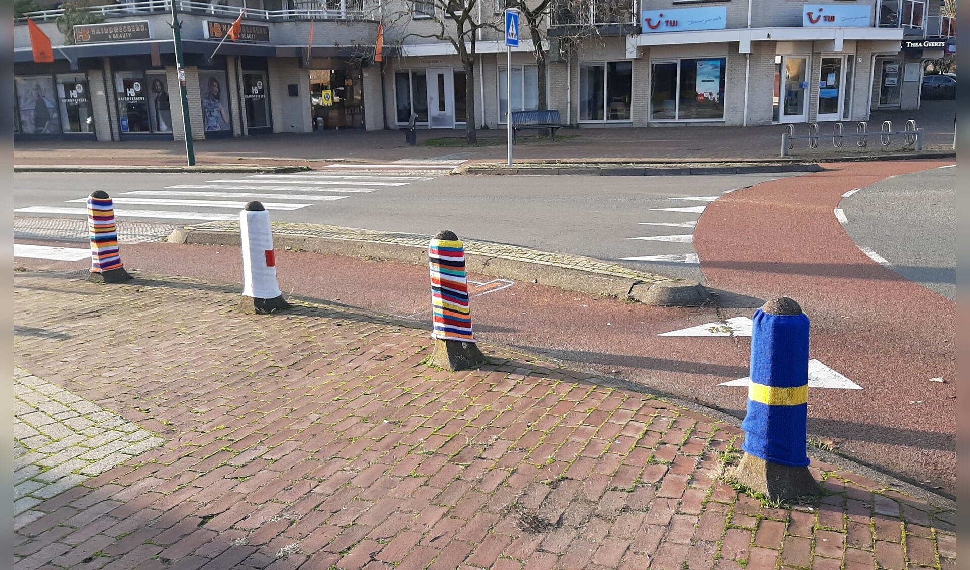 Aangeklede paaltjes op de hoek Hessenweg en Looidijk in De Bilt; deze zijn op de koude voorbereid. (foto Janny Smits)