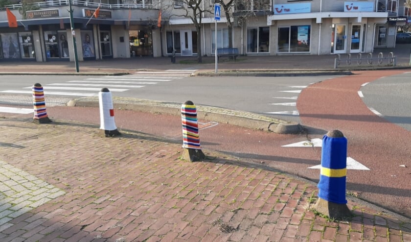 Aangeklede paaltjes op de hoek Hessenweg en Looidijk in De Bilt; deze zijn op de koude voorbereid. (foto Janny Smits)