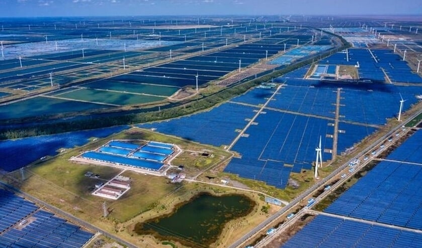 Zonne- en windpark in de stad Dongtai, in de oostelijke Chinese provincie Jiangsu (screenshot uit de Volkskrant, 26 oktober 2020, Beeld EPA)