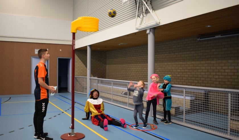 Piet kijkt vol bewondering naar de vaardigheden van de jonge korfballers.