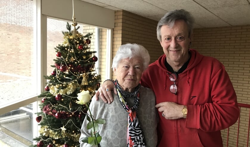 De rozenactie van het project Wij(k) Geluk is een succes. Rob en Joke gaven een roos aan hun benedenbuurman. ‘Een roos uit het hart, sterkte’, schreven ze op het kaartje bij de roos.
