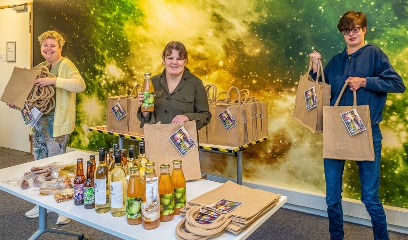 Marion, Beni en Lotte van Reinaerde pakken enthousiast de BCB-borrelpakketten in. (foto Hans Lebbe)