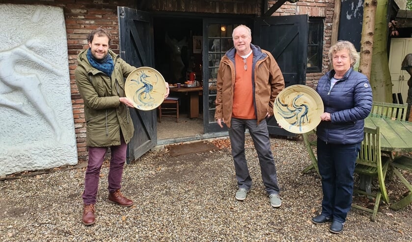 Één van de twee unieke schalen is terug bij de Stichting; met v.l.n.r. Tibo van de Zand, Paul Werner en Ineke van Straaten.