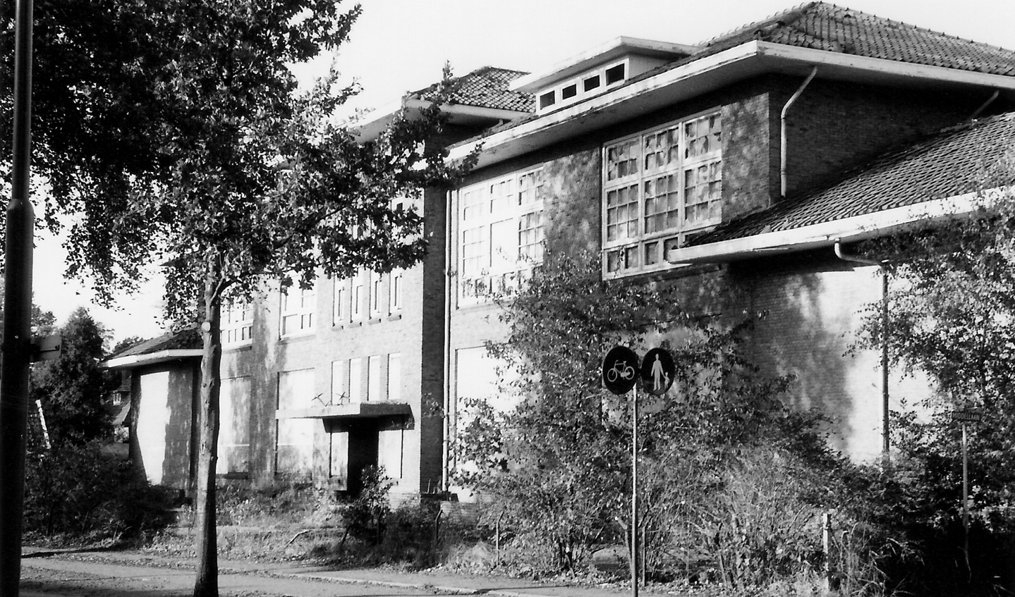 De markante MULO aan de Leijenseweg in Bilthoven: De hoofdingang lag aan de Leijenseweg.  De school is in oktober 1991 door brand verwoest. ...