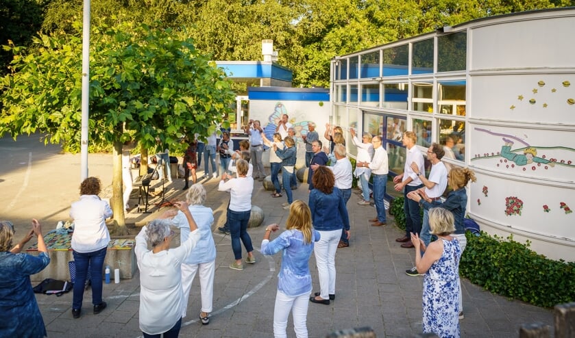 Valsch en Gemeen oefent op de Patioschool. (foto Paulus van Dorsten)