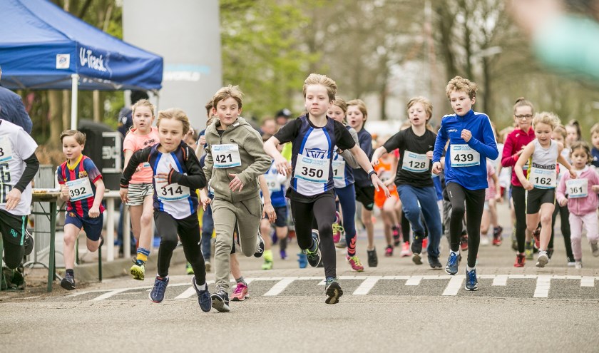 De jeugdloop maakt onderdeel uit van het programma. Er wordt fanatiek gestreden om de winst.