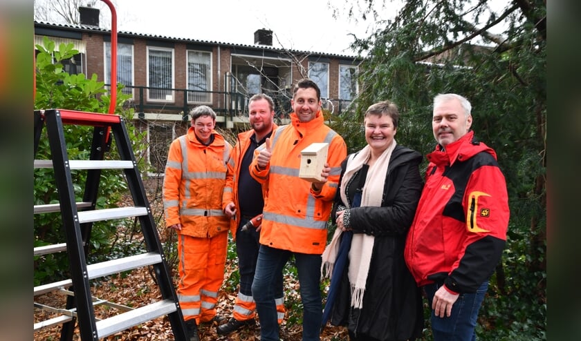 Laurens en Gerald en Niels overhandigen het eerste huisje aan wethouder Anne Brommersma en Ton van de Brink van gemeente De Bilt.