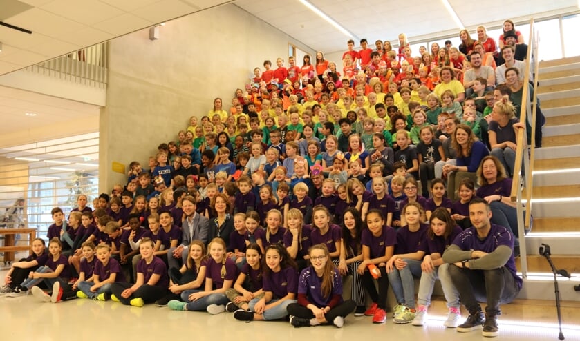 Alle klassen waren gekleed in een kleur uit de regenboog en dat resulteerde in deze prachtige regenboogfoto met juf Karin en meester Douwe in het midden.