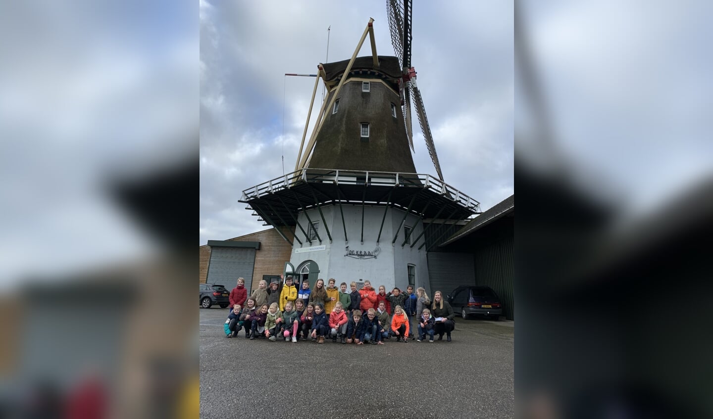 Leerlingen uit groep 4 bij molen De Kraai in Westbroek.