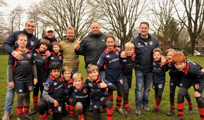 Stichtsche Wolven met trainers en oud international Wesley Mulder (midden) die zag hoe Stichtsche gelijk speelde tegen zijn team de Rams uit Apeldoorn.