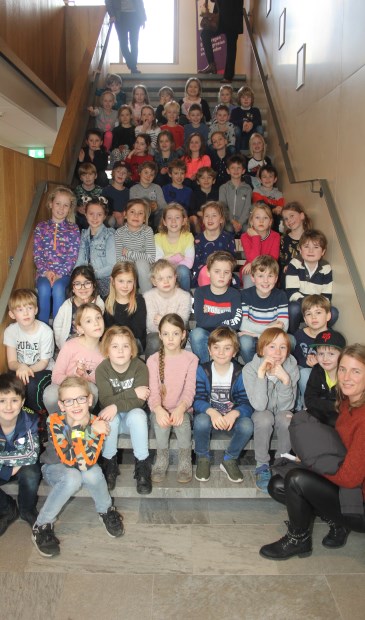 Leerlingen van de Julianaschool en Werkplaats Kindergemeenschap op de trap in Het Lichtruim.