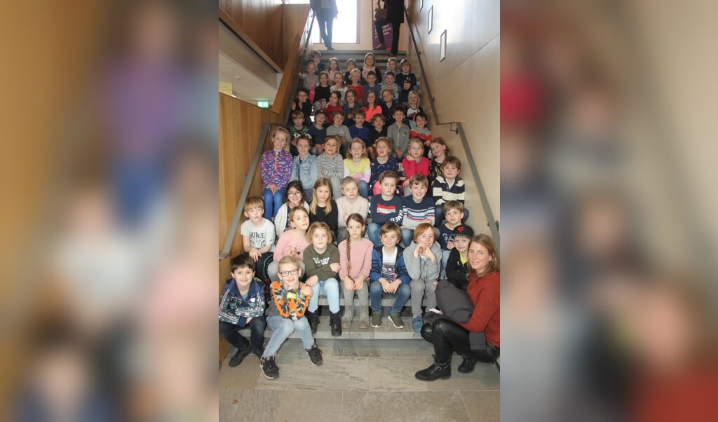 Leerlingen van de Julianaschool en Werkplaats Kindergemeenschap op de trap in Het Lichtruim.