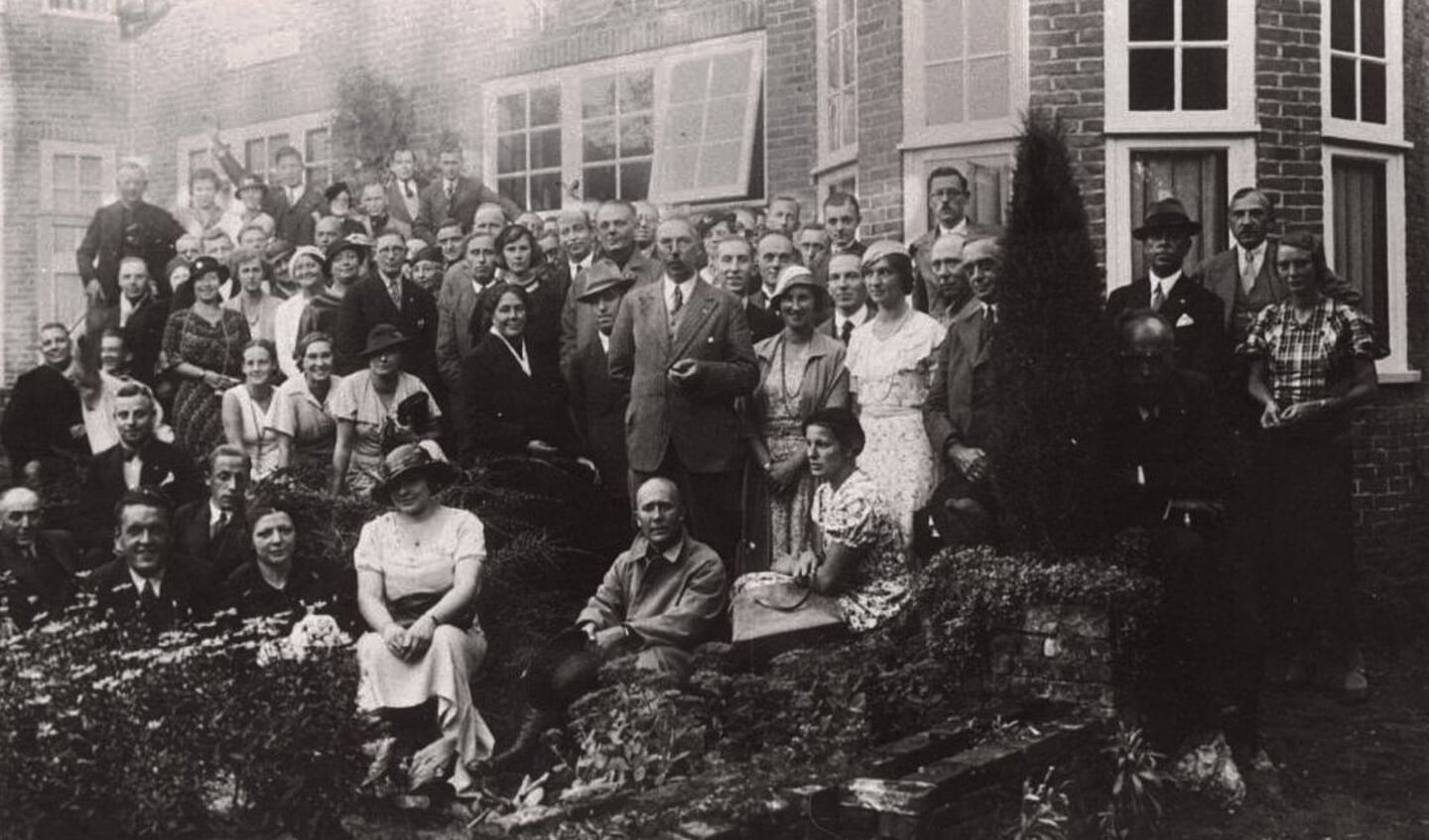 De foto is gemaakt bij de opening van het NSB-kringhuis in Bilthoven in 1934. Onder de aanwezigen was ook Cornelis van Geelkerken, die in 1931 een van de oprichters van de NSB was geweest. 