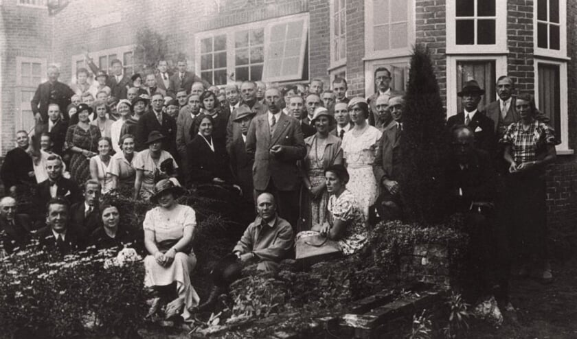 De foto is gemaakt bij de opening van het NSB-kringhuis in Bilthoven in 1934. Onder de aanwezigen was ook Cornelis van Geelkerken, die in 1931 een van de oprichters van de NSB was geweest.