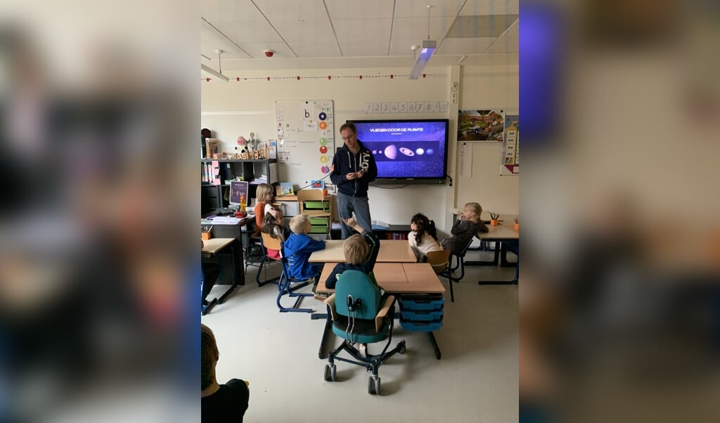 Een ouder geeft in groep 3 een zelfgemaakte les over vliegen door de ruimte.