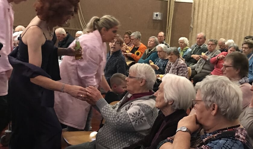 Tot ieders genoegen trakteerden acteurs en medewerkers van de toneelvereniging de Zonnebloemgasten in de pauze op koffie met wat lekkers. Na afloop was er nog een drankje waaronder het bekende glaasje advocaat. (foto Joke Calis)