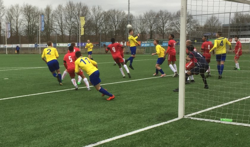 Een drukte van belang in het strafschopgebied van de bezoekers