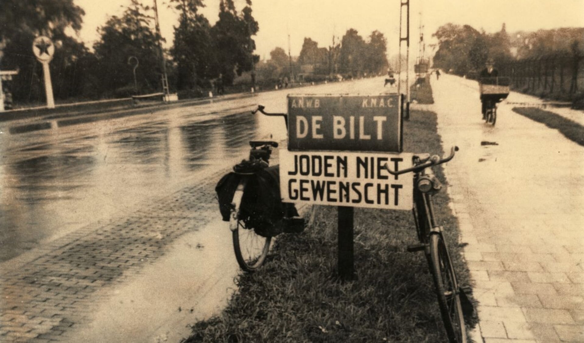 Dit bord stond in de Tweede Wereldoorlog bij de grens van de gemeente De Bilt aan de Utrechtseweg. Dergelijke bordjes zijn ook op ander plaatsen in de gemeente neergezet. (Foto RHC Vecht en Venen + Online Museum)