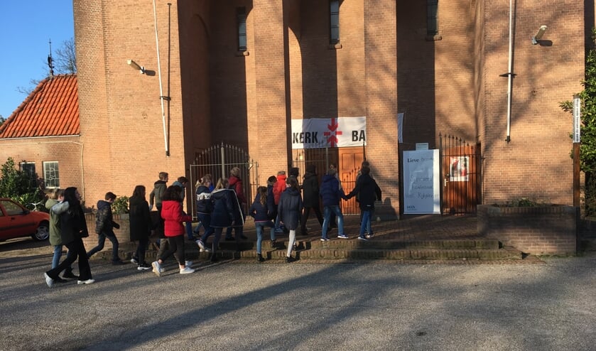 Schoolkinderen betreden de Michaelkerk om de film Blue Bird - een leerzame film over pesten - te zien.