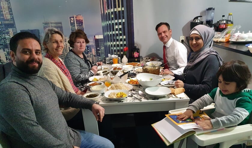 Burgemeester Potters aan tafel bij de familie Al Khayat.