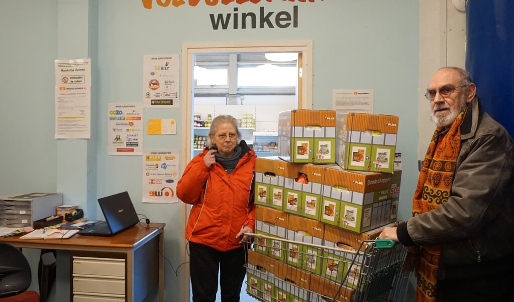 Liesbeth en Han Bruinse leveren de pakketten af bij De Voedselbank.
