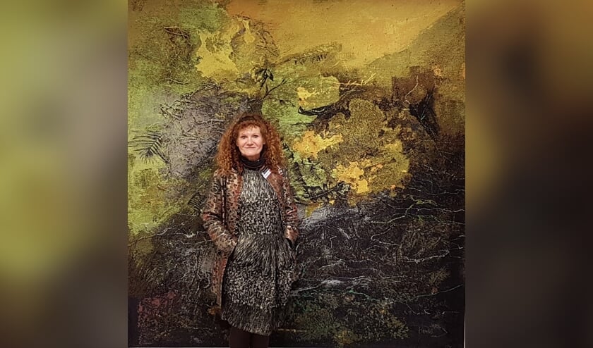 De Hongaarse kunstenares Marianne Benkö verdrinkt bijna in haar eigen kunstwerk.